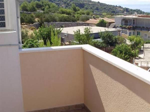 Apartments Mazuran Хвар Экстерьер фото
